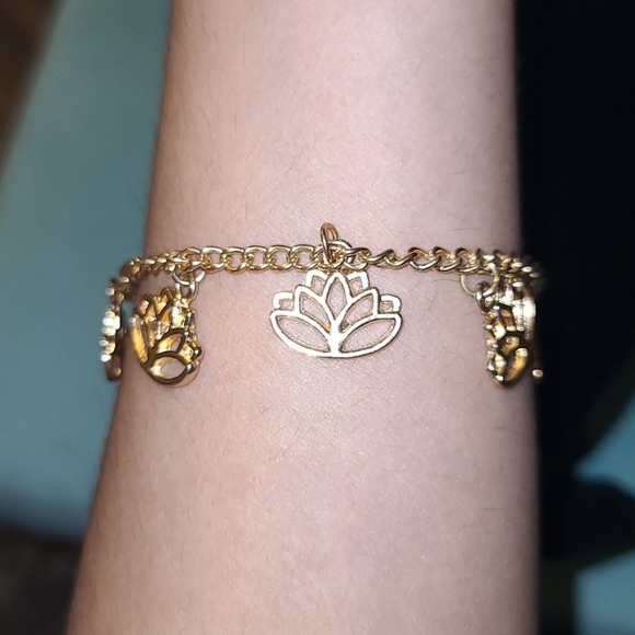**HANDMADE** Lotus charm bracelet - Picture 3 of 4